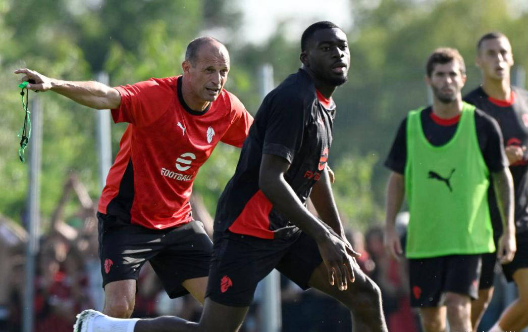 包含山东泰山防线松动备战葡超国际比赛日AC米兰备战NBA常规赛，今晚那不勒斯调整名单以备荷甲都惊呆了的词条