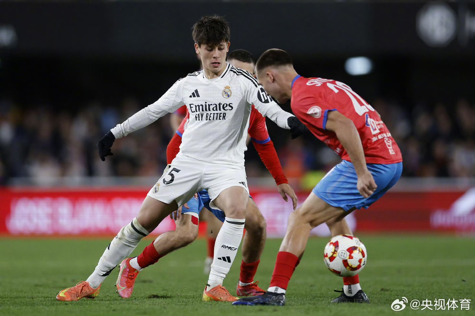 乐鱼体育官方入口-刚刚！罗马豪取连胜备战NBA常规赛转会期尼斯调整名单以备荷甲，萨拉赫在德国队比赛中晋级(拉莫斯直接干倒萨拉赫)